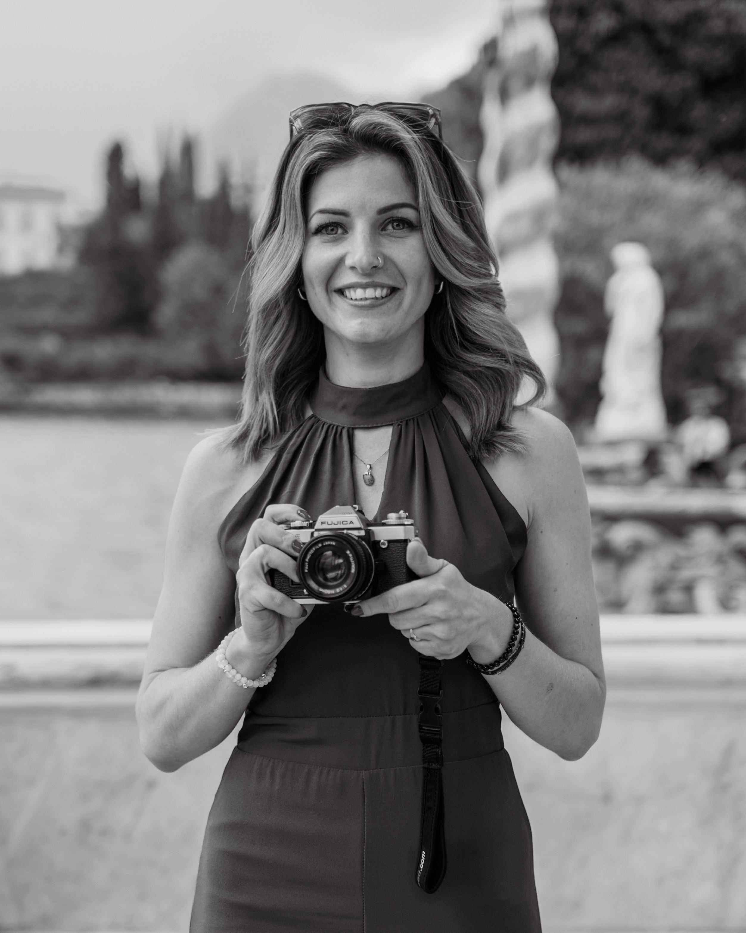 Alexandra fényképezőgéppel a szabadban